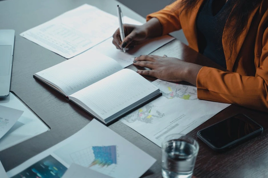 Finansal planlama toplantısı yapan profesyoneller